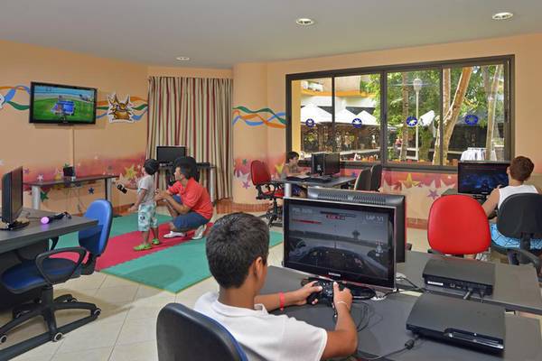 Kinder spielen Videospiele im Spielzimmer des Melia Varadero Hotels.