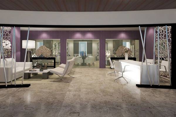 Loungebereich des Melia Varadero Hotels mit weißen Möbeln und violetten Wänden.