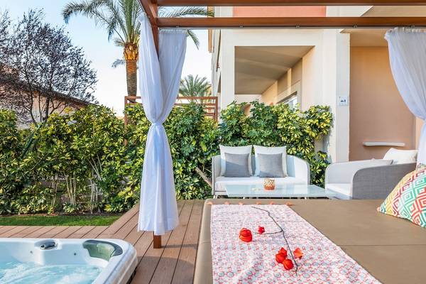 Whirlpool und Loungebereich auf der Terrasse des Viva Blue & Spa Hotels