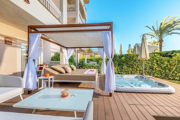 Terrasse des Viva Blue & Spa Hotels mit Bett, Whirlpool und Sonnenschirmen