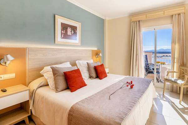 Viva Blue & Spa Hotelzimmer mit Balkon und Blick auf Berge