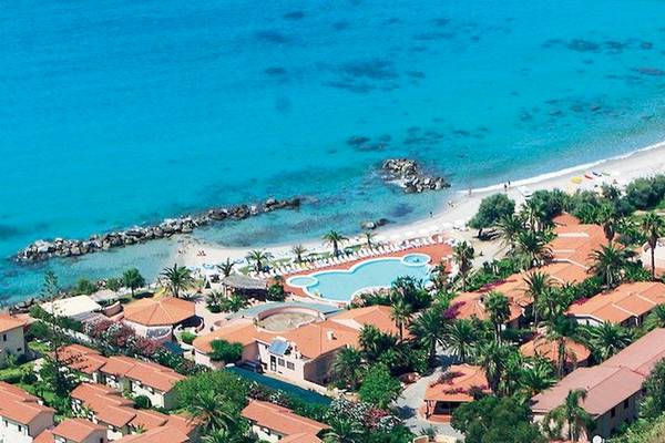 Luftaufnahme des Cala di Volpe, Luxury Collection Resort mit Swimmingpool und Gebäuden am Meer