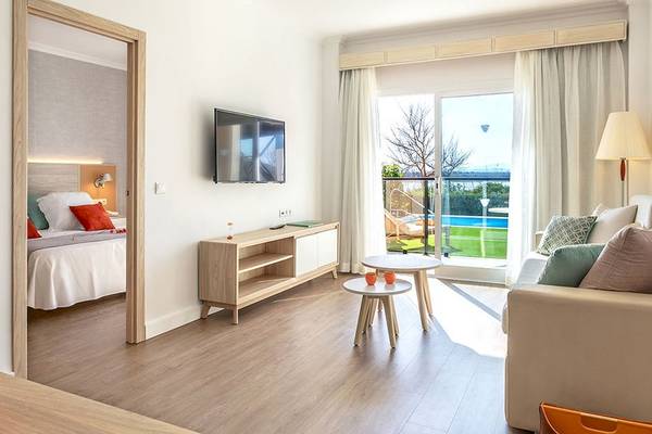 Innenansicht eines Zimmers im VIVA Blue & Spa Hotel mit Blick auf einen Pool.