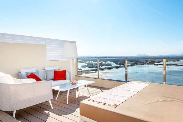 VIVA Blue & Spa Hotel Terrasse mit Ausblick auf das Meer