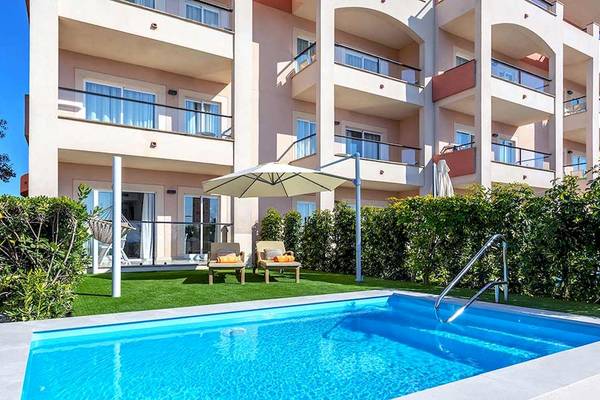 VIVA Blue & Spa Hotel mit Swimmingpool, Liegestühlen und Sonnenschirm.