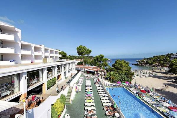 Luftaufnahme des Sandos El Greco Beach Hotels mit Swimmingpool und Sonnenliegen am Strand