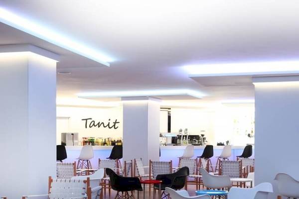 Innenbereich des Sandos El Greco Beach Hotels mit dem Namen Tanit auf einer Wand