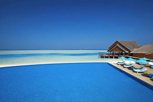Außenpool am Strand des Anantara Dhigu Maldives Resorts