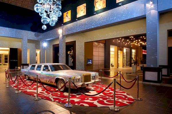 Eine glitzernde Limousine steht im Foyer des Hard Rock Hotel & Casino Punta Cana.