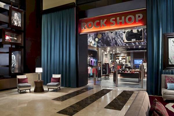 Eingang zum Rock Shop im Hard Rock Hotel & Casino Punta Cana mit ausgestellten Musikinstrumenten und einer großen Malerei.
