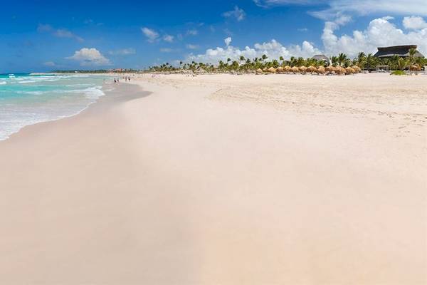 Strand des Hard Rock Hotel & Casino Punta Cana mit weißen Sand und blauem Wasser