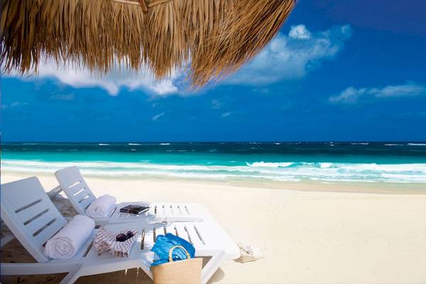 Strand mit Lounge-Sesseln unter einer Hut am Hard Rock Hotel & Casino Punta Cana