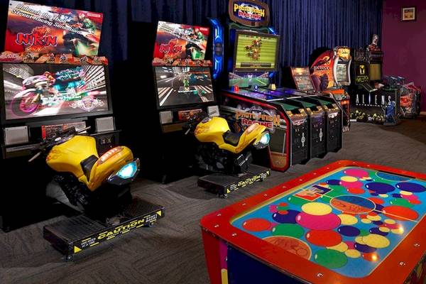 Spielautomaten-Raum im Hard Rock Hotel & Casino Punta Cana mit verschiedenen Arcade-Spielen und bunten Dekorationen.
