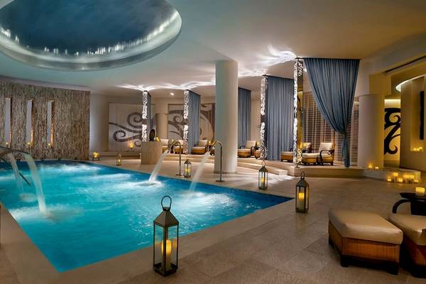 Indoorpool im Hard Rock Hotel & Casino Punta Cana mit Wasserfällen und Beleuchtung