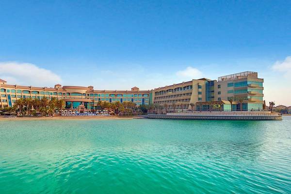 Außenansicht des Al Raha Beach Hotel am Strand