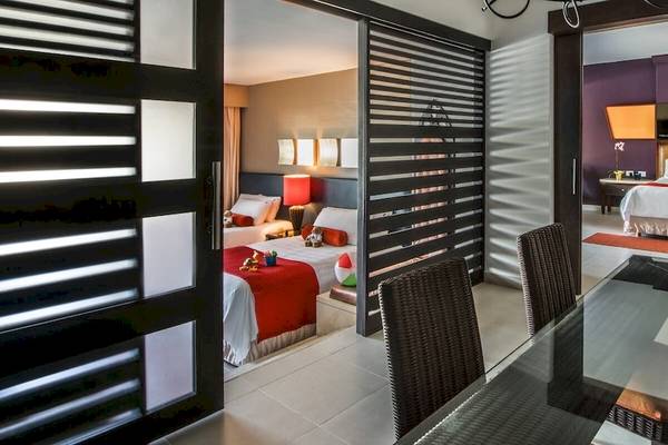Innenansicht der Suite im Hard Rock Hotel & Casino mit zwei Betten, Tisch und Stühlen.