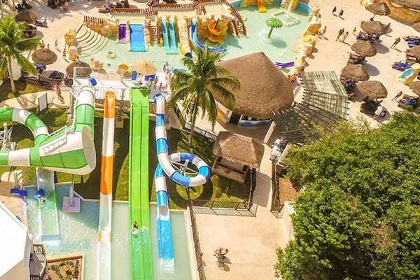 Luftaufnahme des Sandos Caracol Eco Resorts Wasserparks mit mehreren Rutschen und Pools.