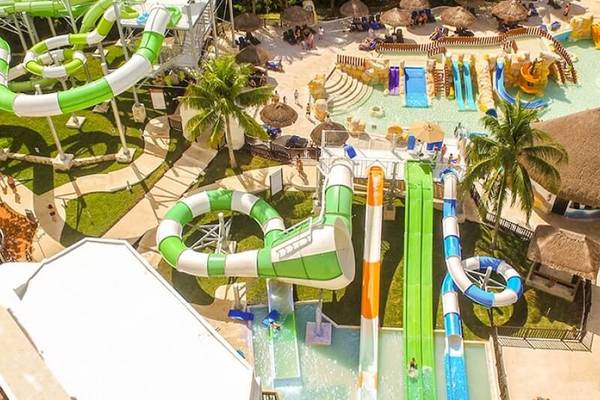 Luftaufnahme des Wasserparks im Sandos Caracol Eco Resort