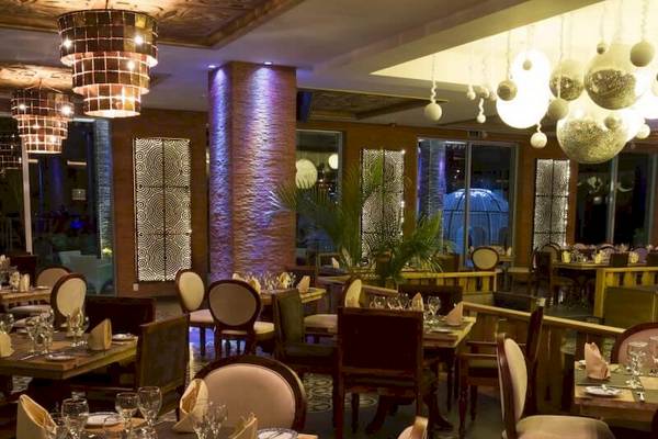 Restaurant des Sandos Caracol Eco Resort mit gedeckten Tischen und dekorativen Lampen.
