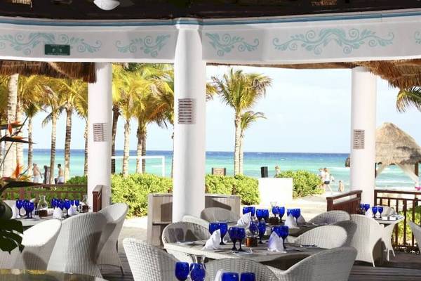 Restaurantterrasse des Sandos Caracol Eco Resorts mit Blick auf den Ozean