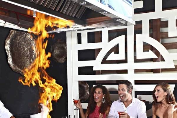 Sandos Caracol Eco Resort Grill-Tisch mit kochender Flamme und Gästen