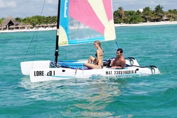 Zwei Personen genießen eine Katamaranfahrt am Strand des Sandos Caracol Eco Resort.