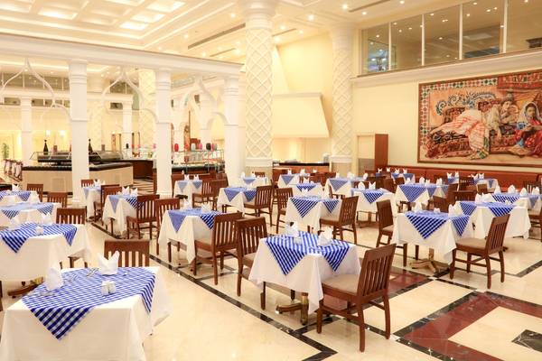 Restaurant im LABRANDA Royal Makadi Hotel mit blau-weißen Tischdecken und Säulen.