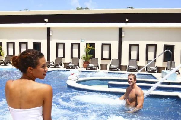 Paar im Sandos Caracol Eco Resort Schwimmbad mit Whirlpool