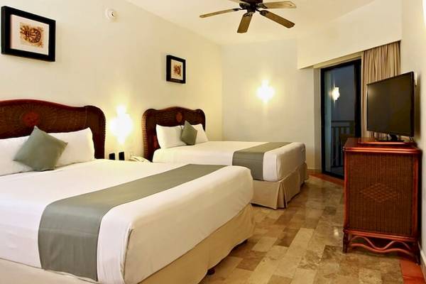 Doppelzimmer im Sandos Caracol Eco Resort mit zwei Betten, Fernseher und Balkon