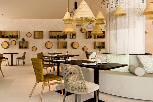 Innenansicht des Restaurants im Faro, a Lopesan Collection Hotel mit Tischen, Stühlen und Holzregalen an der Wand.
