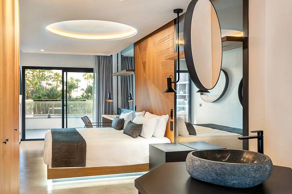 Hotelzimmer im Faro, einem Lopesan Collection Hotel, mit Bett, Badezimmer und modernem Design.