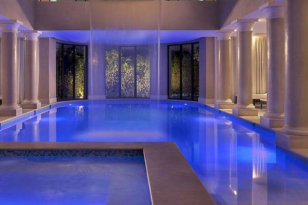 Schwimmbad im Jaz Aquamarine Resort mit blauen Lichtern und Säulen