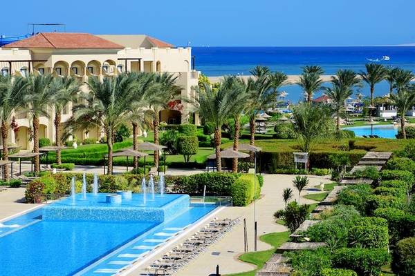Außenansicht des Jaz Aquamarine Resorts mit Swimmingpool und Blick auf das Meer.