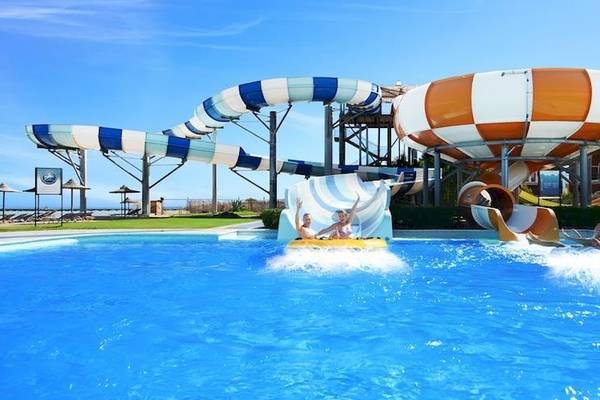 Wasserrutsche im Jaz Aquamarine Resort mit mehreren Rutschen und Schwimmern