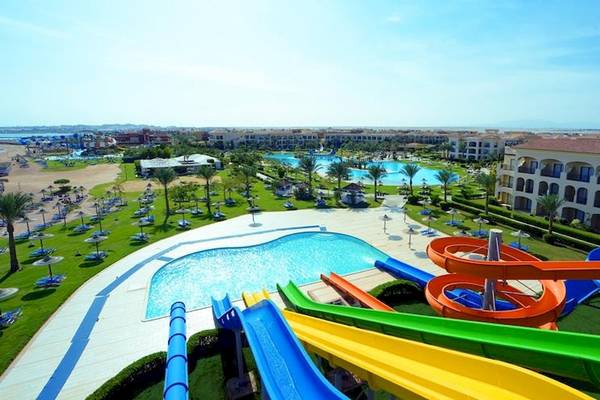 Luftaufnahme des Jaz Aquamarine Resorts mit Wasserrutschen und Swimmingpools.