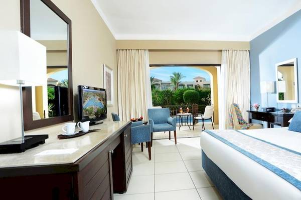 Jaz Aquamarine Resort Hotelzimmer mit Blick auf den Pool und Garten.