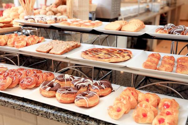 Frühstücksbuffet im LABRANDA Royal Makadi Hotel mit verschiedenen Gebäcksorten.