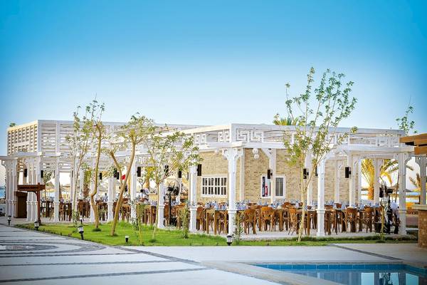 Außenbereich des LABRANDA Royal Makadi Hotels mit Tisch und Stuhl-Arrangement.
