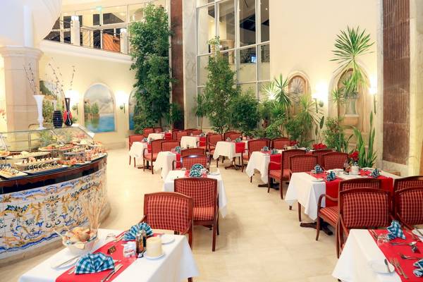Innenansicht des LABRANDA Royal Makadi Hotels mit Restaurantbereich, gedeckten Tischen und Pflanzen.