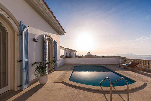 Balkon mit Pool und Meerblick im Mitsis Laguna Resort