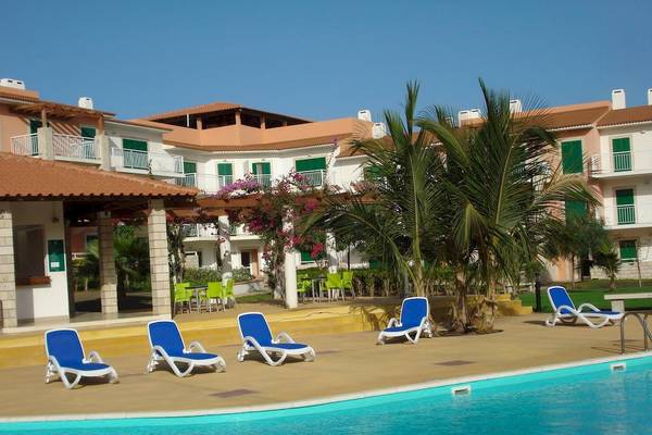 Außenbereich des Agua Hotels Sal Vila Verde mit Pool und Liegestühlen.