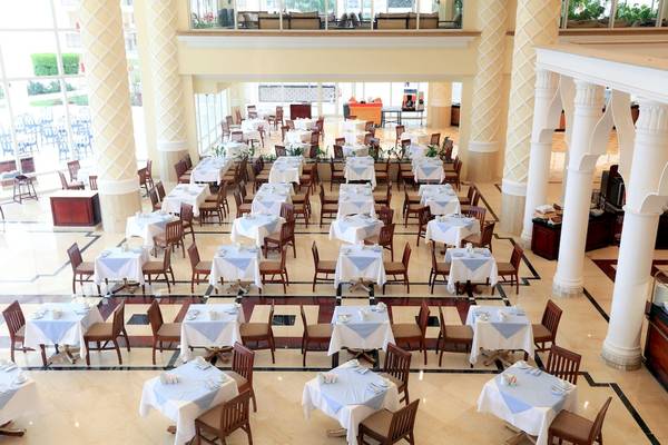 Innenbereich des LABRANDA Royal Makadi Hotels mit vielen gedeckten Tischen im Restaurant.