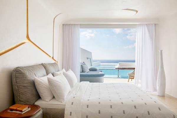 Schlafzimmer im Aeolos Beach Resort auf Korfu mit Meerblick und moderner Einrichtung.