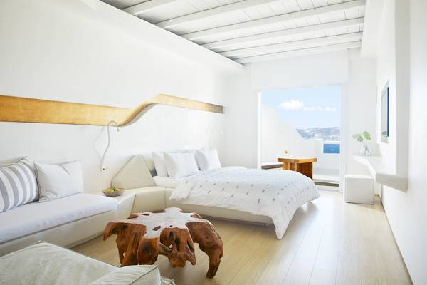 Schlafzimmer im Aeolos Beach Resort auf Korfu mit Blick auf das Meer