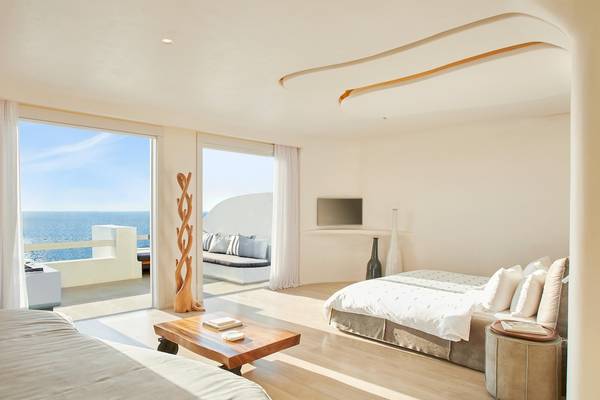 Innenansicht eines Zimmers im Aeolos Beach Resort auf Korfu mit Blick auf das Meer.