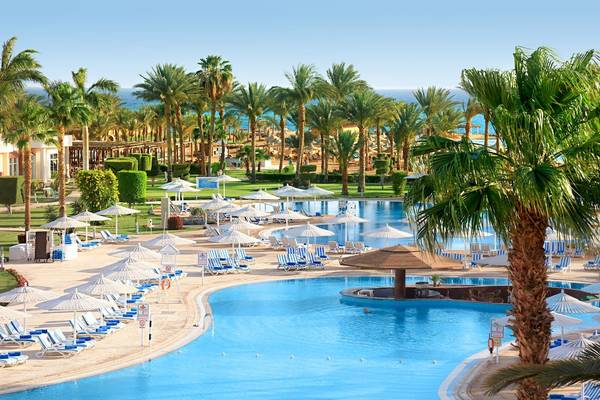 Außenpoolbereich des LABRANDA Royal Makadi Hotels mit Sonnenliegen und Schirmen