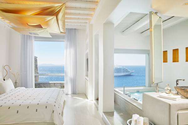 Schlafzimmer im Aeolos Beach Resort mit Blick auf das Meer und einen Kreuzfahrtschiff