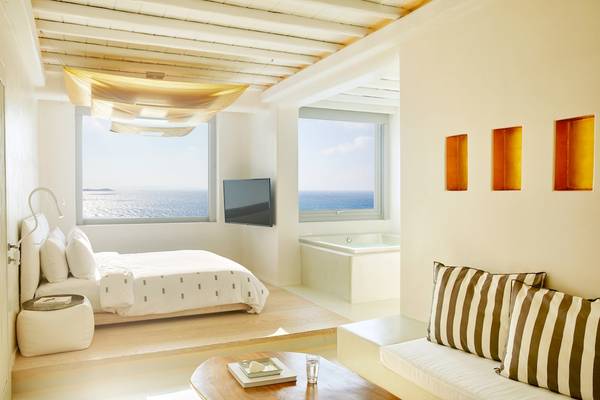 Aeolos Beach Resort auf Korfu, Zimmer mit Bett, Meerblick und Badewanne.