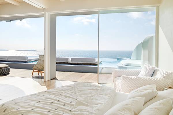 Schlafzimmer des Aeolos Beach Resort auf Korfu mit Blick auf das Meer und eine Terrasse.