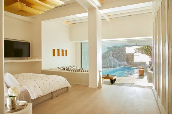 Schlafzimmer im Aeolos Beach Resort mit Ausblick auf einen Pool